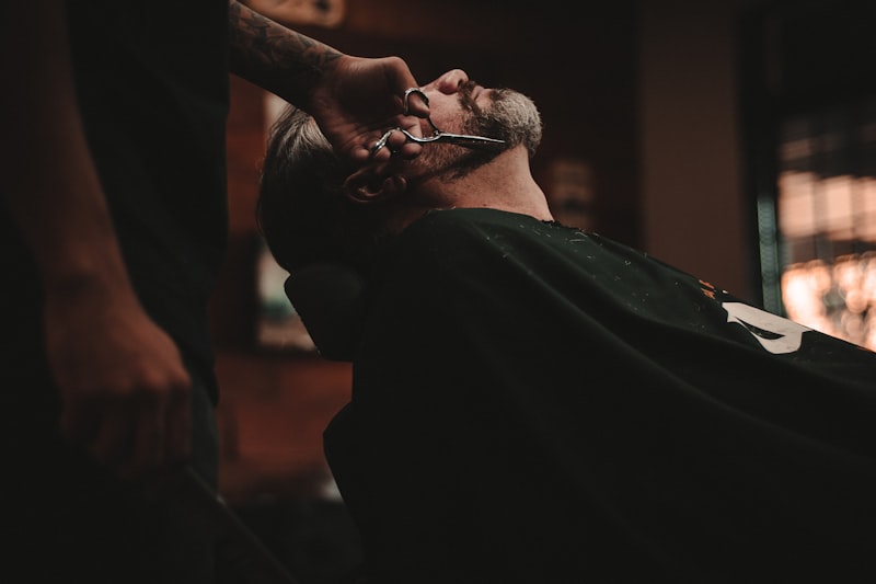 Barbero trabajando en Barberia Nazari